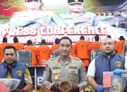 Kapolda Banten Irjen Pol. Suyudi Ario Seto, S.I.K., S.H., M.Si Pimpin Press Conference Ungkap Kasus Tindak Pidana Penambangan Emas Tanpa Izin (PETI) di Aula Serbaguna