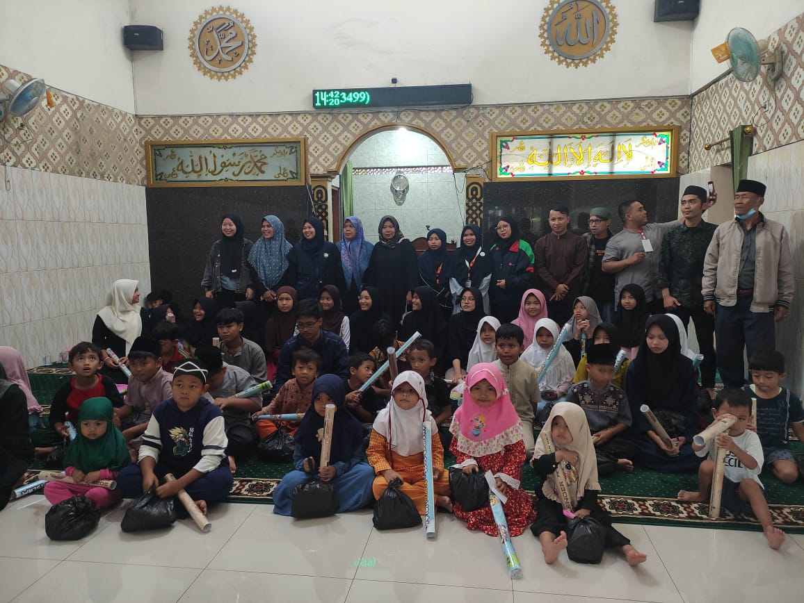 Foto:Ikatan Remaja Masjid Ciutara Santuni Anak Yatim di Mesjid Al-Islah