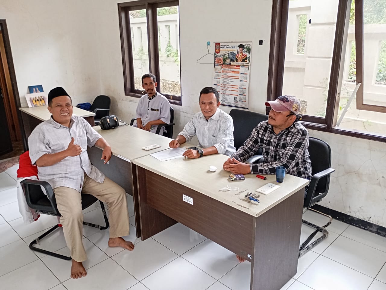 Foto: Kunjungan Wartawan journalmedianews.com dengan Kepala Sekolah SMA 2  Muncang Jemi Nurhadi,S.Pd.,M.Mpd dan Denis,Jum'at (21/02/2025)