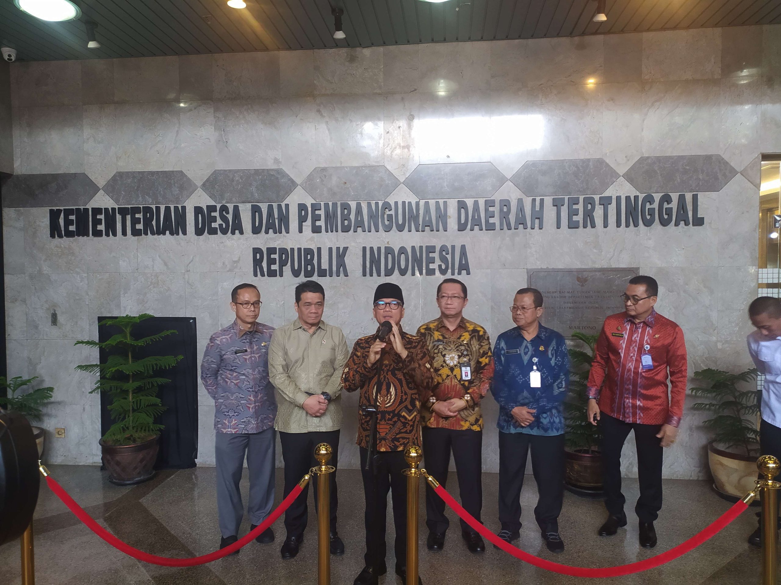 Menteri Desa dan Pembangunan Daerah Tertinggal (Mendes PDT), Yandri Susanto memberikan keterangan, usai MoU ketahanan pangan dan MBG di Kantor Kemendes Kalibata Jakarta, pada Senin (17/2/2025)