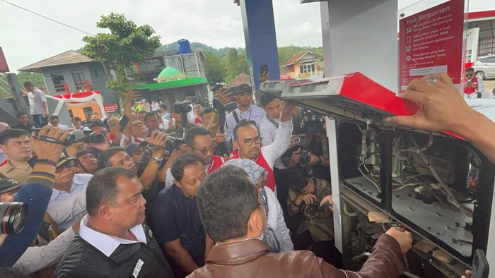 Foto: Polisi saat buka dan tunjukan modus manipulasi takaran di SPBU sukabumi.