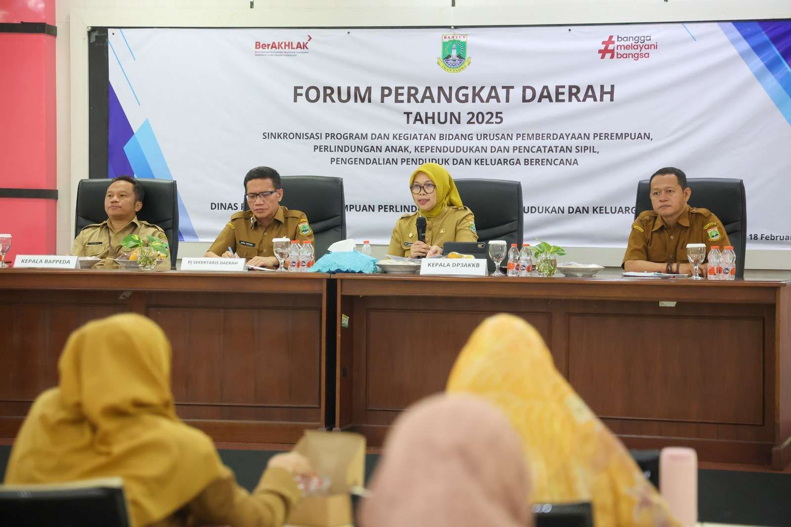 Suasana Forum Perangkat Daerah tahun 2026 dalam rangka sinkronisasi program dan kegiatan bidang urusan pemberdayaan perempuan, perlindungan anak, kependudukan dan pencatatan sipil, pengendalian penduduk dan keluarga berencana, di DP3AKKB, KP3B Curug, Kota Serang, Selasa (18/2/2025). 