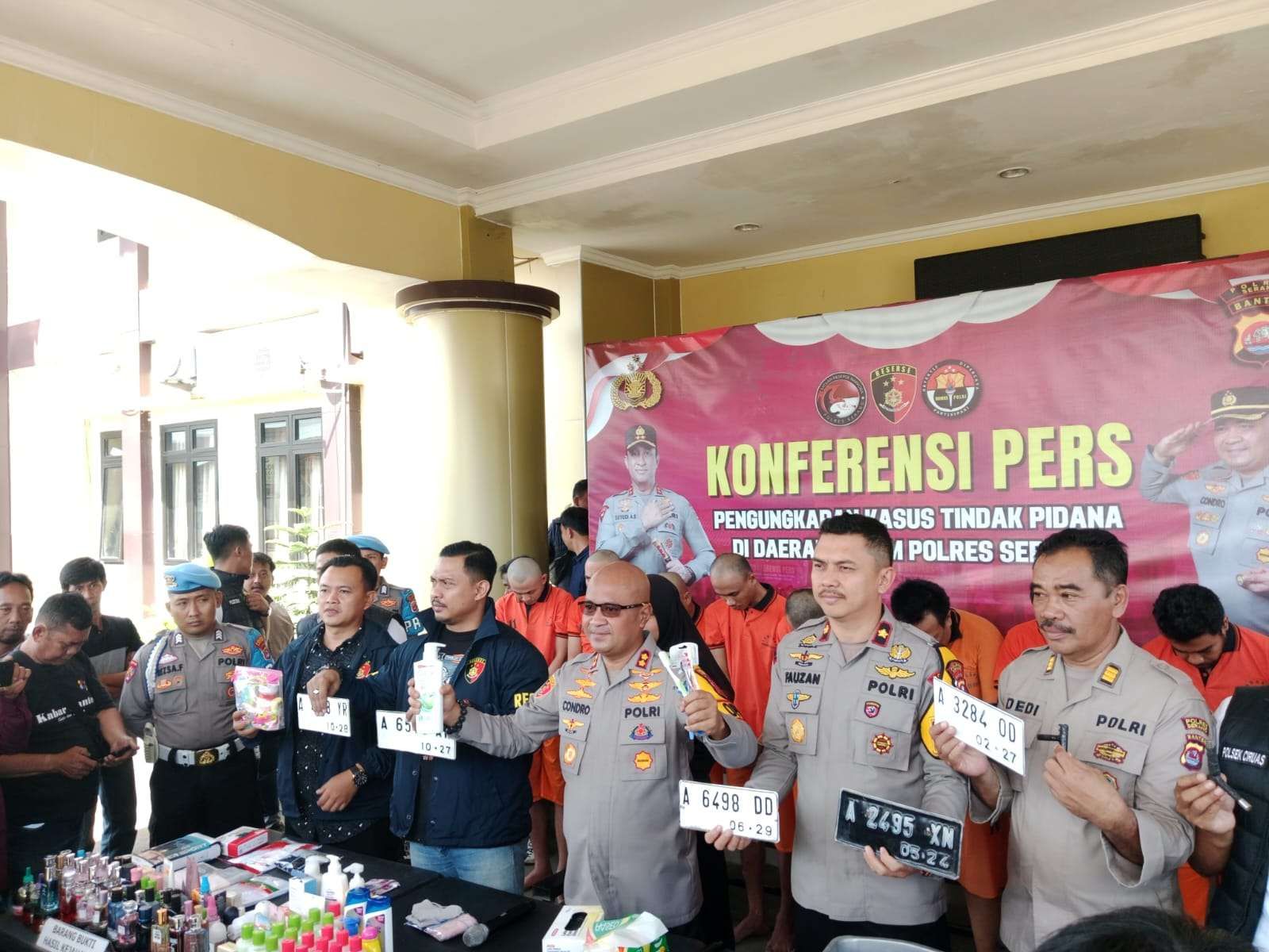 AKBP Condro Sasongko (tengah) saat menunjukkan barang bukti kejahatan disela mengungkap kasus komplotan pencurian kendaraan bermotor dan pengutil mini market di wilayah Serang raya,