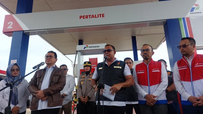Foto: Tim Bareskrim Polri saat melakukan pemeriksaan ke SPBU yang lakukan kecurangan di Sukabum


