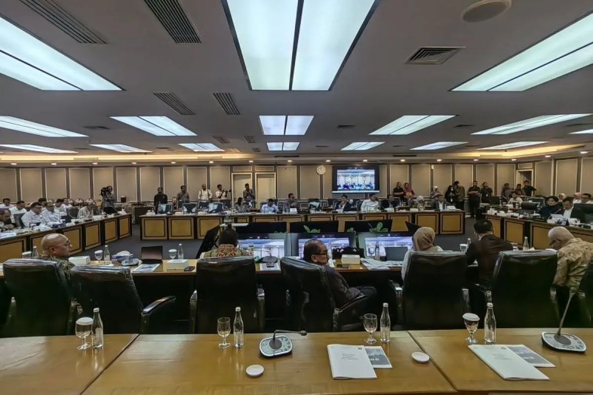 Rapat Kerja Komisi XIII DPR RI bersama Menteri Hukum Supratman Andi Agtas di Kompleks Parlemen, Senayan, Jakarta, Senin (17/2/2025).