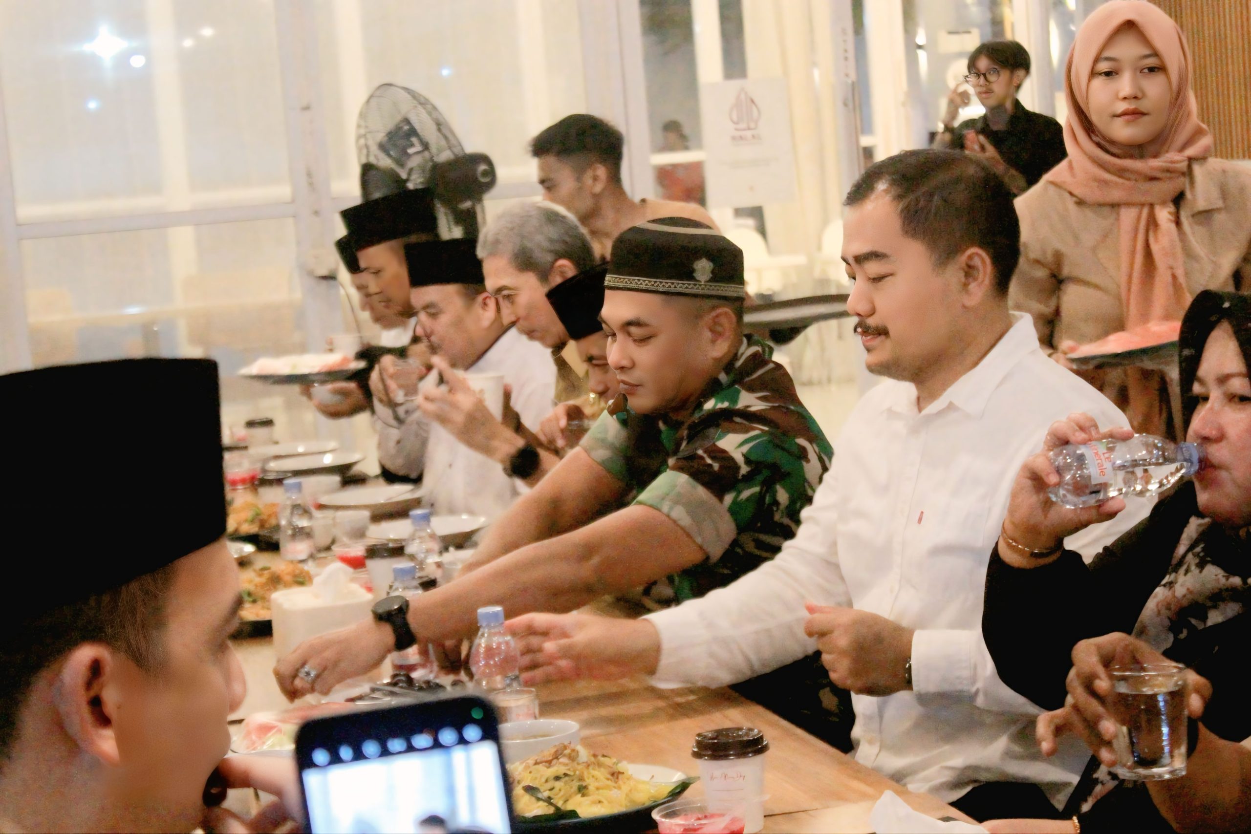 Foto.Komandan Kodim 0606/kota bogor buka bersama dan tarawih keliling bersama Forkopimda Kota Bogor