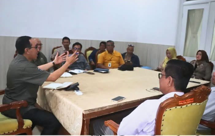 Foto: Ruang rapat bersama sekda kabupaten sukabumi,H.Ade Suryaman,SH.,MM membahas pembangunan Rumah Sakit Type D dengan sistem BOT.Selasa(04/03/2025)