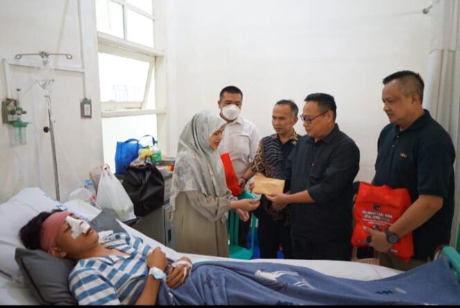 Foto: Anggota DPRD Provinsi Fraksi PDI Perjuangan H.M.Jaenudin,S.Ag,.M.H saat Mengunjungi Seorang Mahasiswa M.Zaki yang menjadi korban kekerasan saat aksi penolakan pengesahan undang-undang TNI baru di RSUD Syamsudin Kota Sukabumi 