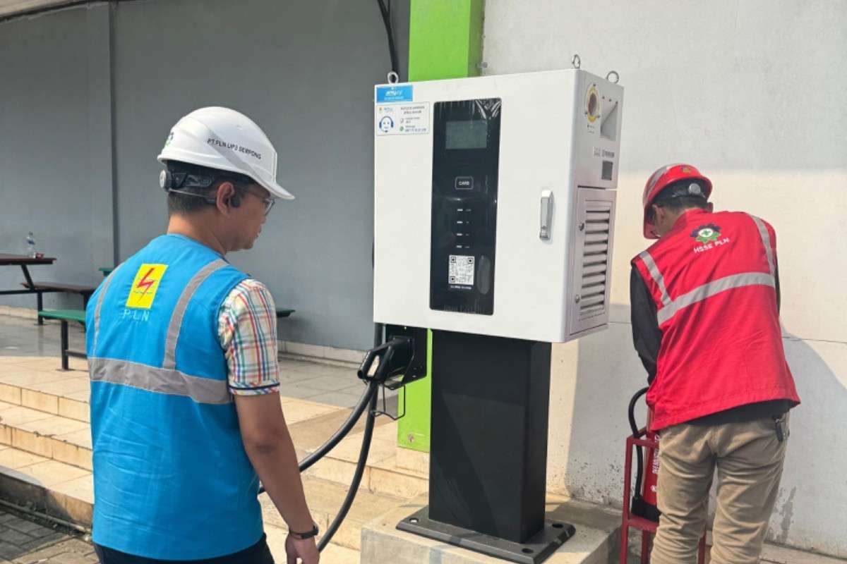 Foto:Petugas teknik PLN UID Banten saat melakukan pengecekan menyeluruh di salah satu SPKLU yang ada di Provinsi Banten