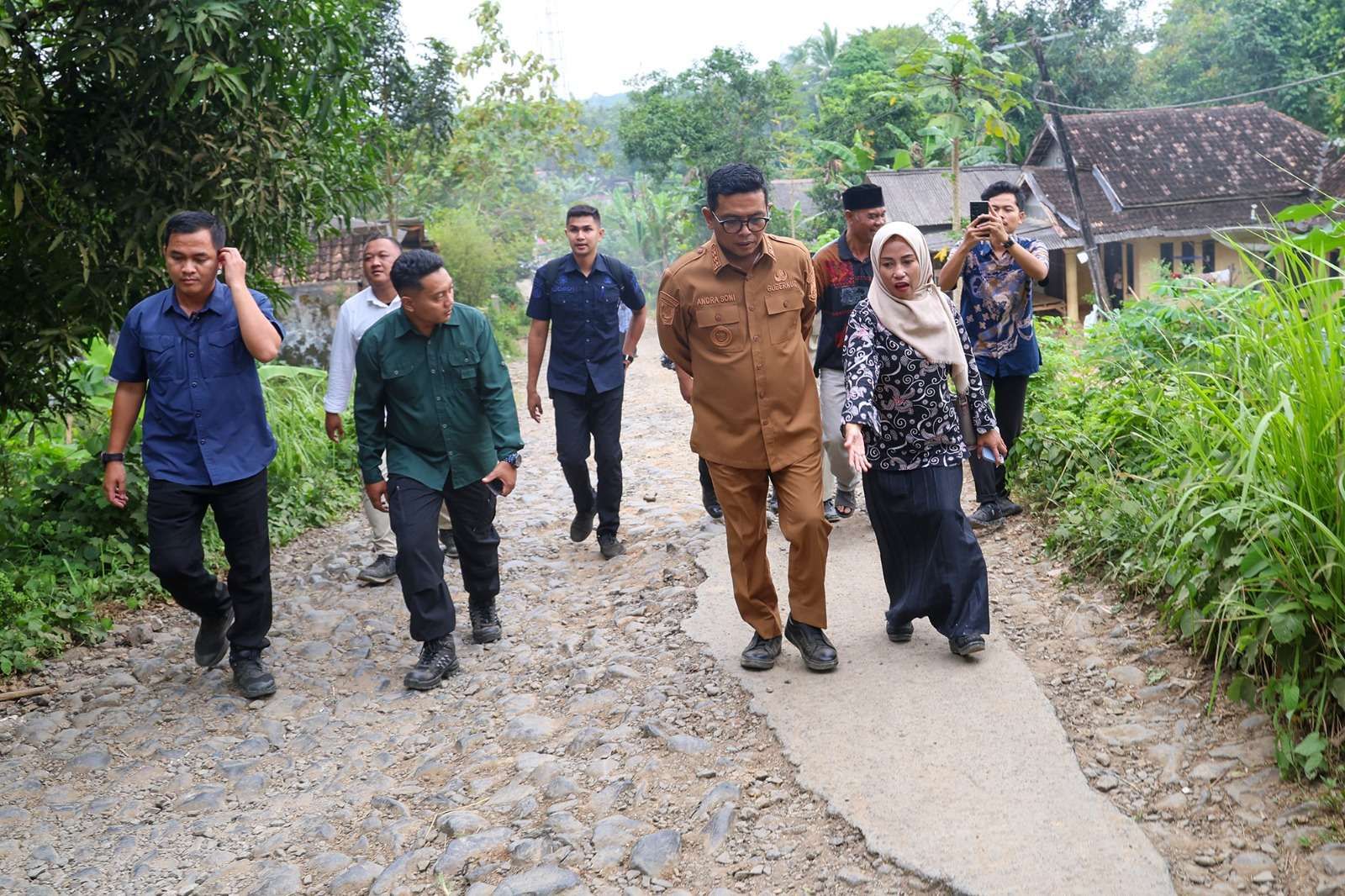 Gubernur Banten Andra Soni (kedua dari kanan) meninjau jalan yang berada di Desa Cimoyan, Kecamatan Patia, Kabupaten Pandeglang, Kamis (6/3/2025). (Foto: Biro Adpim Banten)