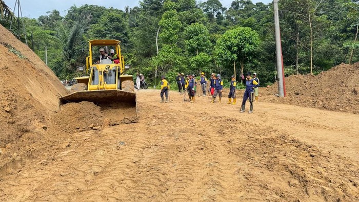 foto: Alat berat diterjunkan guna membuka akses jalan yang terputus longsor menuju wisata negeri diatas awan citorek.