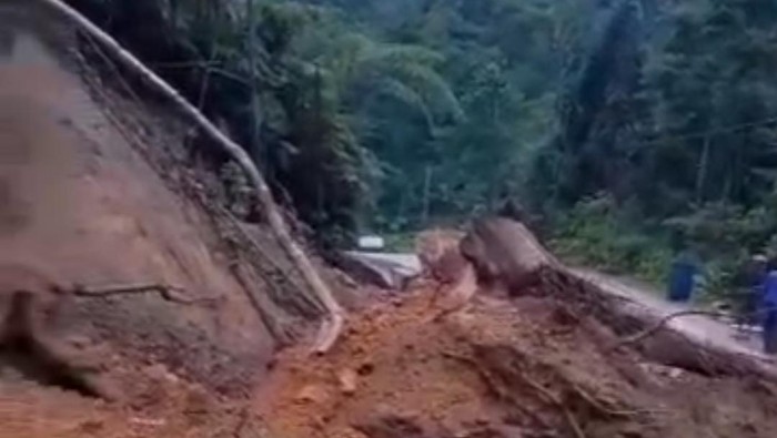 Tangkapan layar video longsor di jalan Cipanas-Ciparay, Desa Majasari, Kecamatan Sobang, Lebak, Banten.


