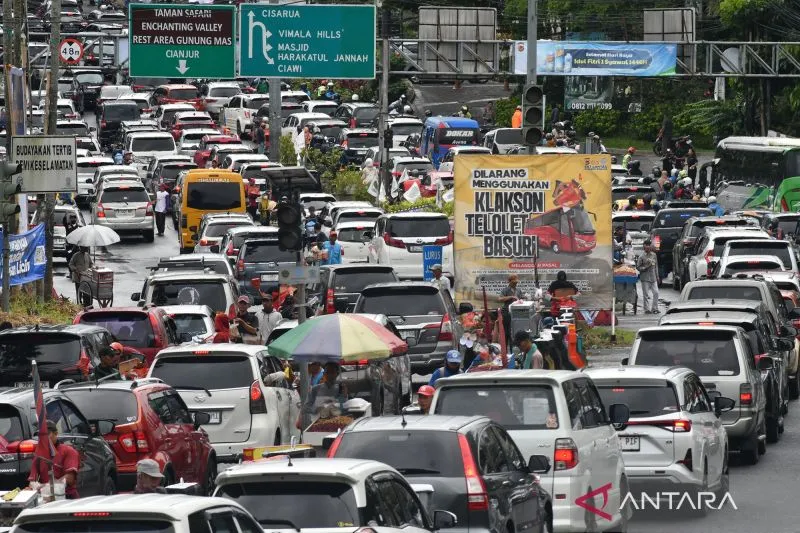 Kepadatan arus lalulintas saat petugas memberlakukan one way pada Rabu Sore (2/4) dari arah Cipayung Megamendung menuju tol Jagorawi 