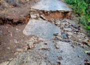 Longsor Putus Akses Jalan, Warga Dua Kampung di Hegarmanah Terisolir