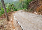 Asal Jadi? Warga Wangunjaya Soroti Pekerjaan Jalan Beton Desa