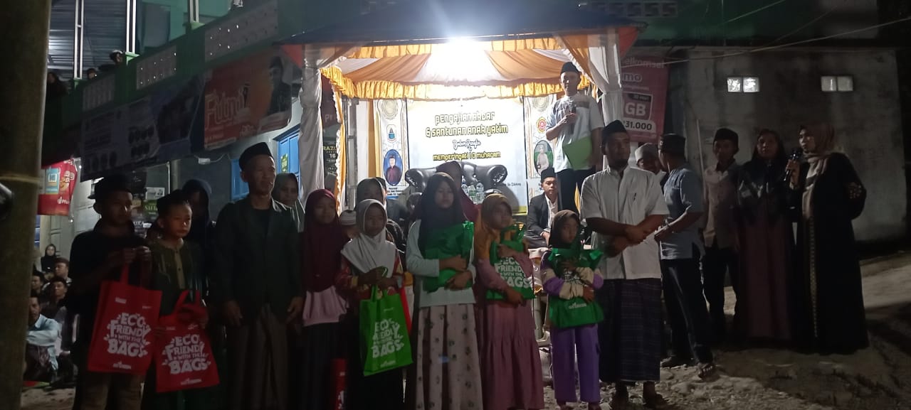 Foto: Santunan anak yatim pada momen peringatan 10 Muharram di Kampung Cikuning Desa Sukamaju,Kecamatan Sobang Kab.Lebak Pada Sabtu Malam(12/07/2025)