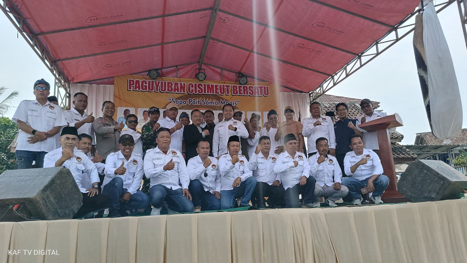 Foto: Lima desa menghadiri Deklarasi Akbar Paguyuban Cisimeut Bersatu di Alun-Alun Kampung Bantarnaga, Desa Cisimeut (Induk), Kecamatan Leuwidamar, Minggu (13/7/2025). Acara ini menjadi simbol kembalinya semangat persatuan dan kepedulian sosial.