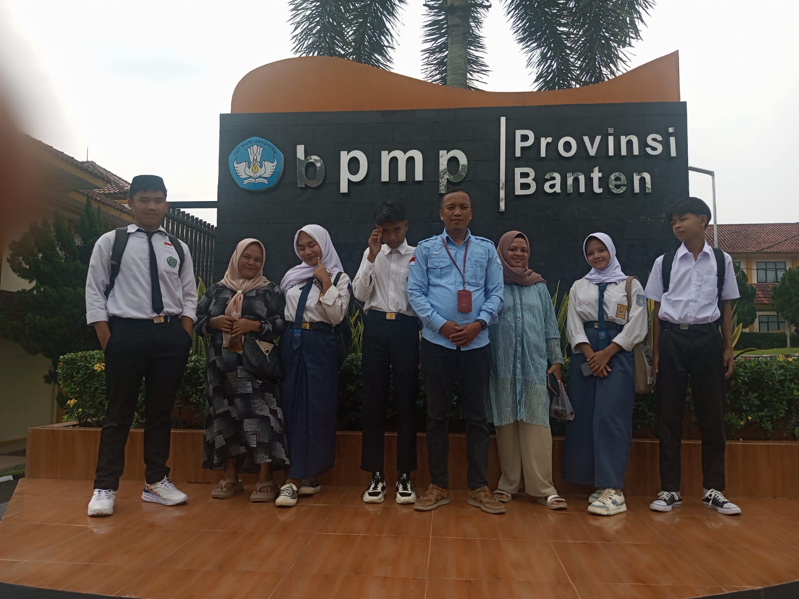 Foto;Lima calon siswa Sekolah Rakyat asal Kecamatan Sobang berfoto bersama di halaman Gedung BPMP Provinsi Banten usai mengikuti kegiatan MPLS dan tes kesehatan.
