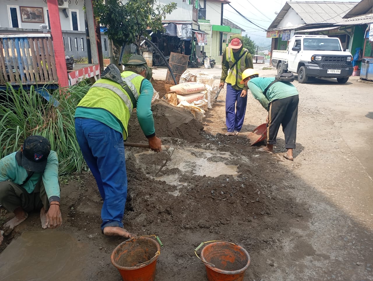 Foto : Pekerjaan galian pipa di Desa Banjarwangi terlihat tanpa rambu peringatan dan meninggalkan tanah berserakan di jalan, Rabu (16/07/2025). 