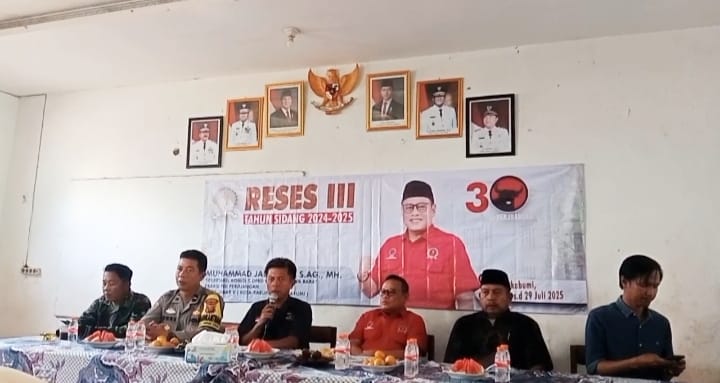 Foto saat sambutan: Anggota DPRD Provinsi Jawa Barat dari Fraksi PDI Perjuangan, H. Muhammad Jaenudin, S.Ag., M.H., saat menyampaikan sambutan pada kegiatan Reses III Tahun Sidang 2024–2025 di Desa Padabeunghar, Kecamatan Jampang Tengah, Kabupaten Sukabumi, Rabu (23/7/2025).
