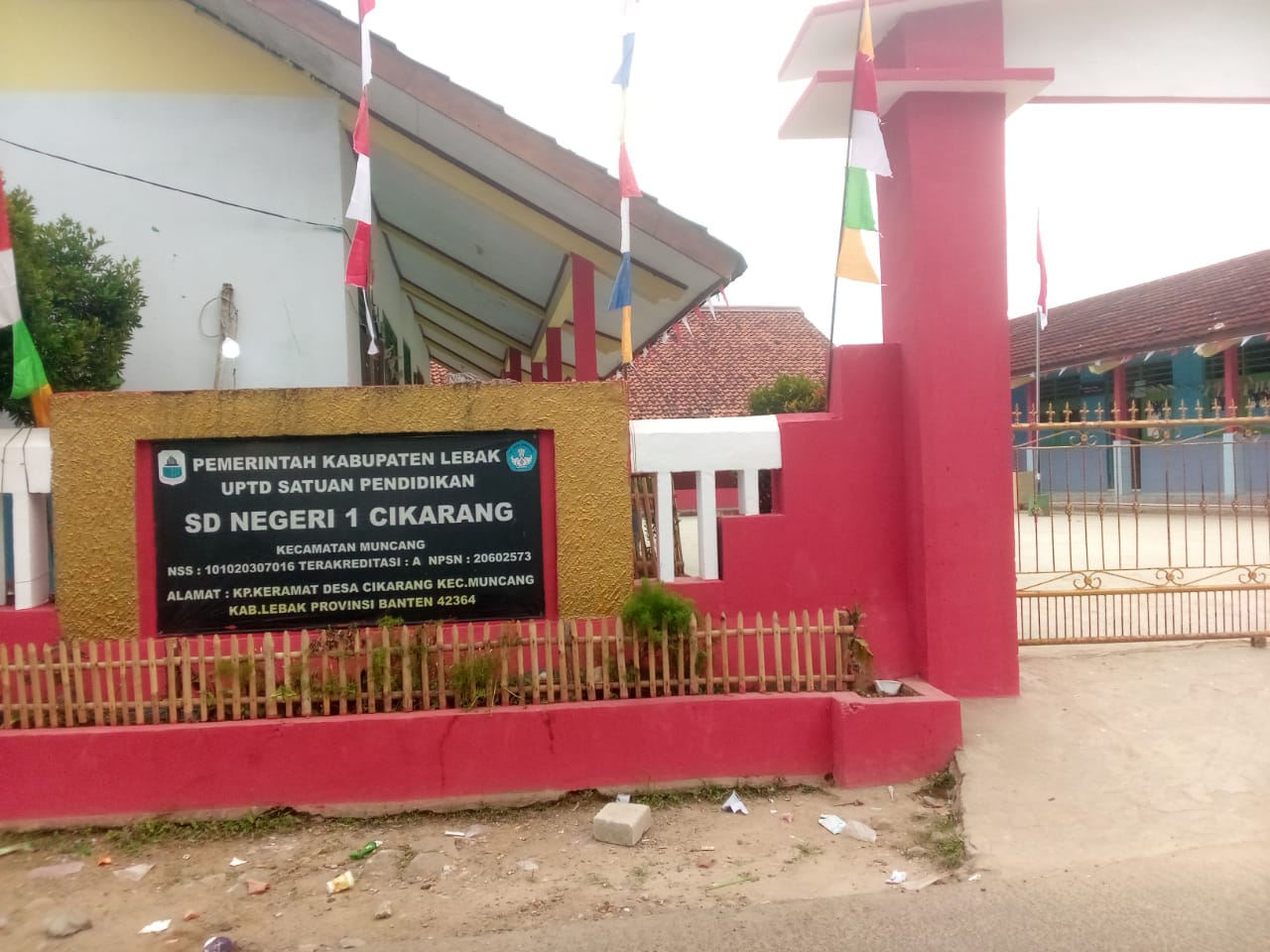 Keterangan Foto:
Tampak depan gedung SD Negeri 1 Cikarang di Desa Cikarang, Kecamatan Muncang, Kabupaten Lebak, yang tengah menjadi sorotan terkait dugaan minimnya transparansi penggunaan Dana BOS.
