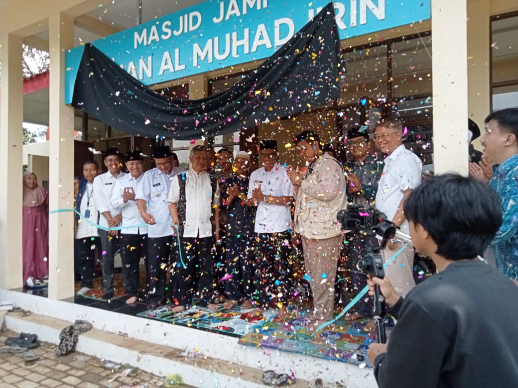 Foto: Sekda Kabupaten Lebak bersama Muspika Kecamatan Muncang melakukan prosesi gunting pita sebagai tanda peresmian Masjid Jami Salman Al-Muhajirin di Kampung Corogol, Desa Pasir Nangka.
