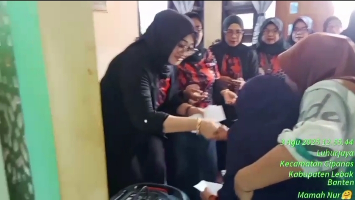Foto: Srikandi Pemuda Pancasila Cipanas bersama anak-anak yatim dalam momen kebersamaan penuh kepedulian — wujud nyata semangat Pancasila.