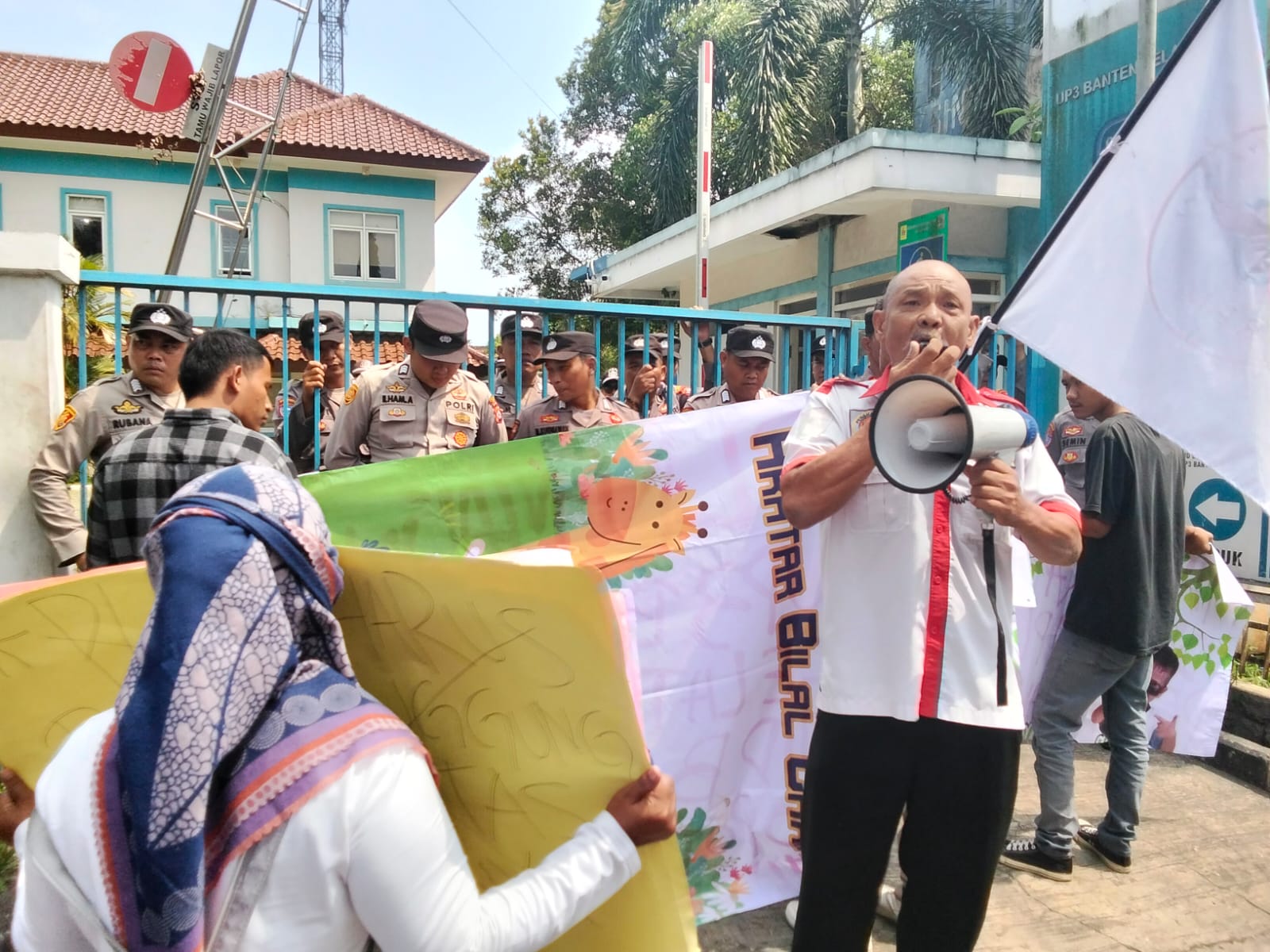 Foto: Massa RPM dan PKN gelar aksi protes di depan Kantor PLN UP3 Banten Selatan, tuntut usut aliran listrik ke tambang ilegal.