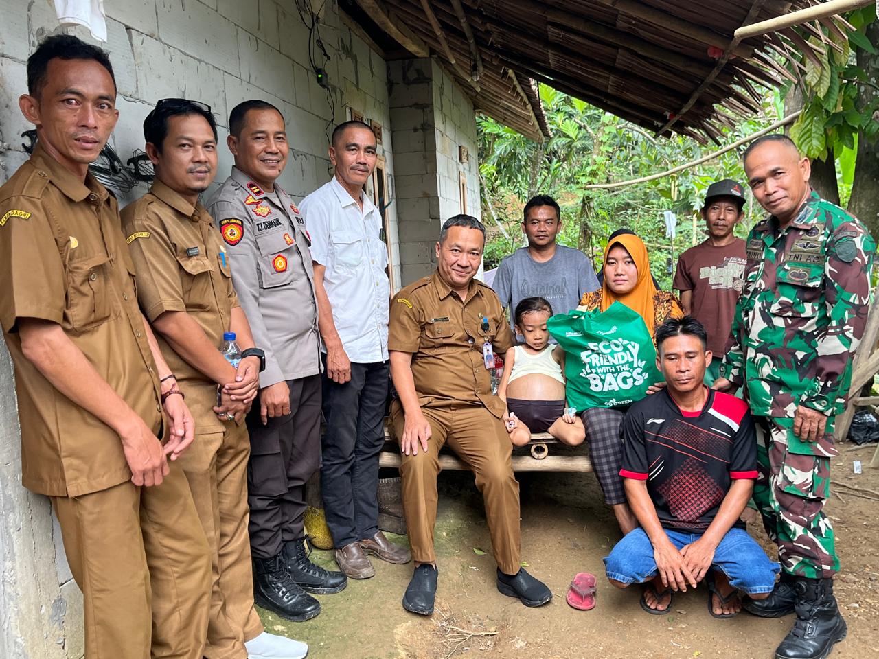 Foto: Camat Leuwidamar bersama jajaran Muspika menyampaikan dukungan moril kepada keluarga Yeni, bocah penderita leukemia di Desa Cisimeut Raya.