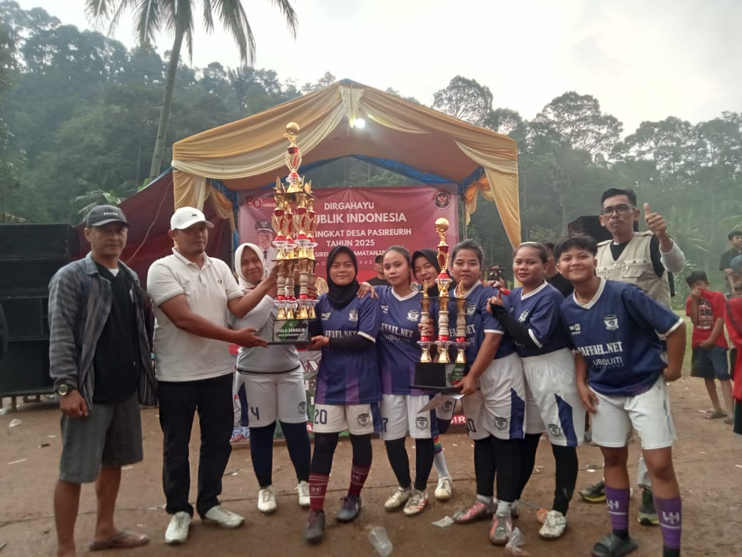 Keterangan Foto:
Para pemain tim sepak bola perempuan Kampung Ci Omas merayakan kemenangan usai pertandingan final di Lapangan Desa Pasir Eurih, Sabtu (15/8/2025). (Foto: Red/Adit)