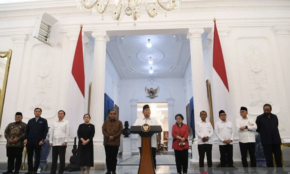 Presiden Prabowo Subianto (tengah) didampingi (kiri ke kanan) Sekjen PKS Muhammad Kholid, Waketum Partai Demokrat Edhie Baskoro Yudhoyono, Ketua DPD Sultan Bachtiar Najamudin, Ketua DPR Puan Maharani, Ketua MPR Ahmad Muzani, Ketua Umum PDIP sekaligus Presiden ke-5 RI Megawati Soekarnoputri, Ketum Partai Golkar Bahlil Lahadalia, Ketum PKB Muhaimin Iskandar, Ketum PAN Zulkifli Hasan dan Ketum Partai NasDem Surya Paloh menyampaikan keterangan pers di Istana Merdeka, Jakarta, Minggu (31/8/2025). 