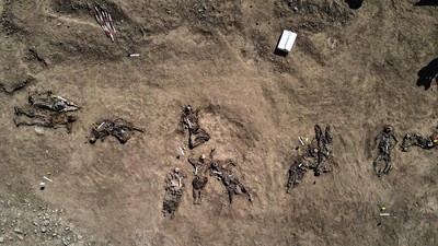 Foto: Sejumlah tengkorak manusia ditemukan di situs penggalian al-Khafsa, selatan Mosul, Irak. Lokasi ini diyakini sebagai salah satu kuburan massal terbesar yang ditinggalkan ISIS selama masa pendudukannya antara 2014–2017