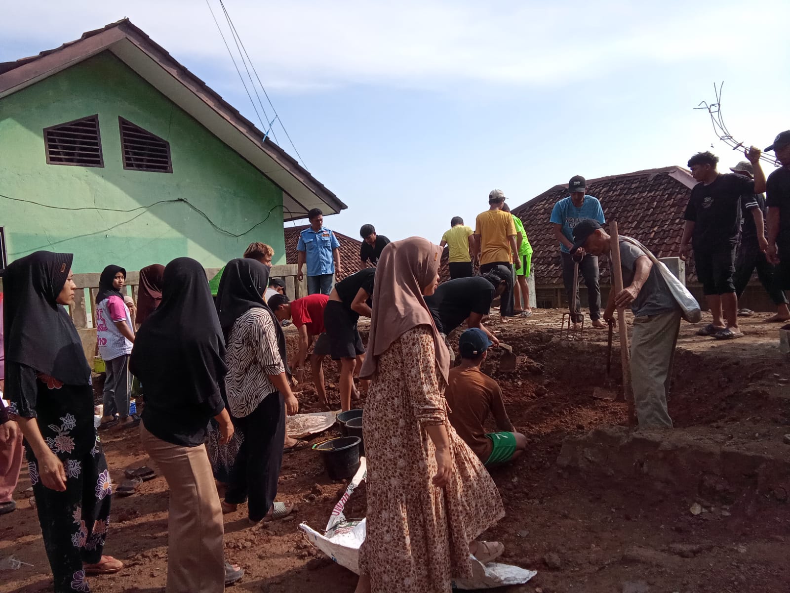"Pemuda dan Ibu-Ibu Kampung Hanjuang Gotong Royong Bersihkan Halaman SDN 1 Pasirnangka – 31 Agustus 2025"