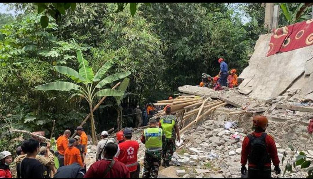 “Petugas bersama warga mengevakuasi korban di antara reruntuhan bangunan Majelis Taklim Ashobiyyah, Desa Sukamakmur, Kecamatan Ciomas, Kabupaten Bogor, Jawa Barat, Senin (8/9/2025). Bangunan yang baru selesai dibangun itu ambruk saat acara peringatan Maulid Nabi Muhammad SAW berlangsung.”