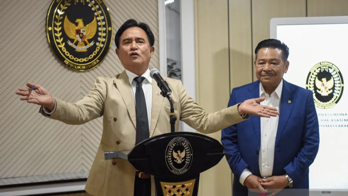 Menteri Koordinator Bidang Hukum, HAM, Imigrasi, dan Pemasyarakatan Yusril Ihza Mahendra (kiri) menyampaikan keterangan dalam jumpa pers di Kantor Kemenko Kumham Imipas, Jakarta, Jumat (26/9/2025).