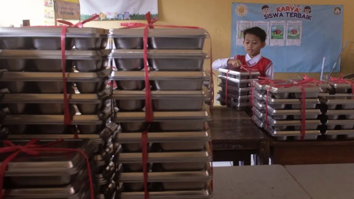 Ilustrasi: Siswa membawa sejumlah paket Makan Bergizi Gratis (MBG) untuk dibagikan di SDN 029 Cilengkrang, Bandung, Jawa Barat, Senin (29/9/2025). 