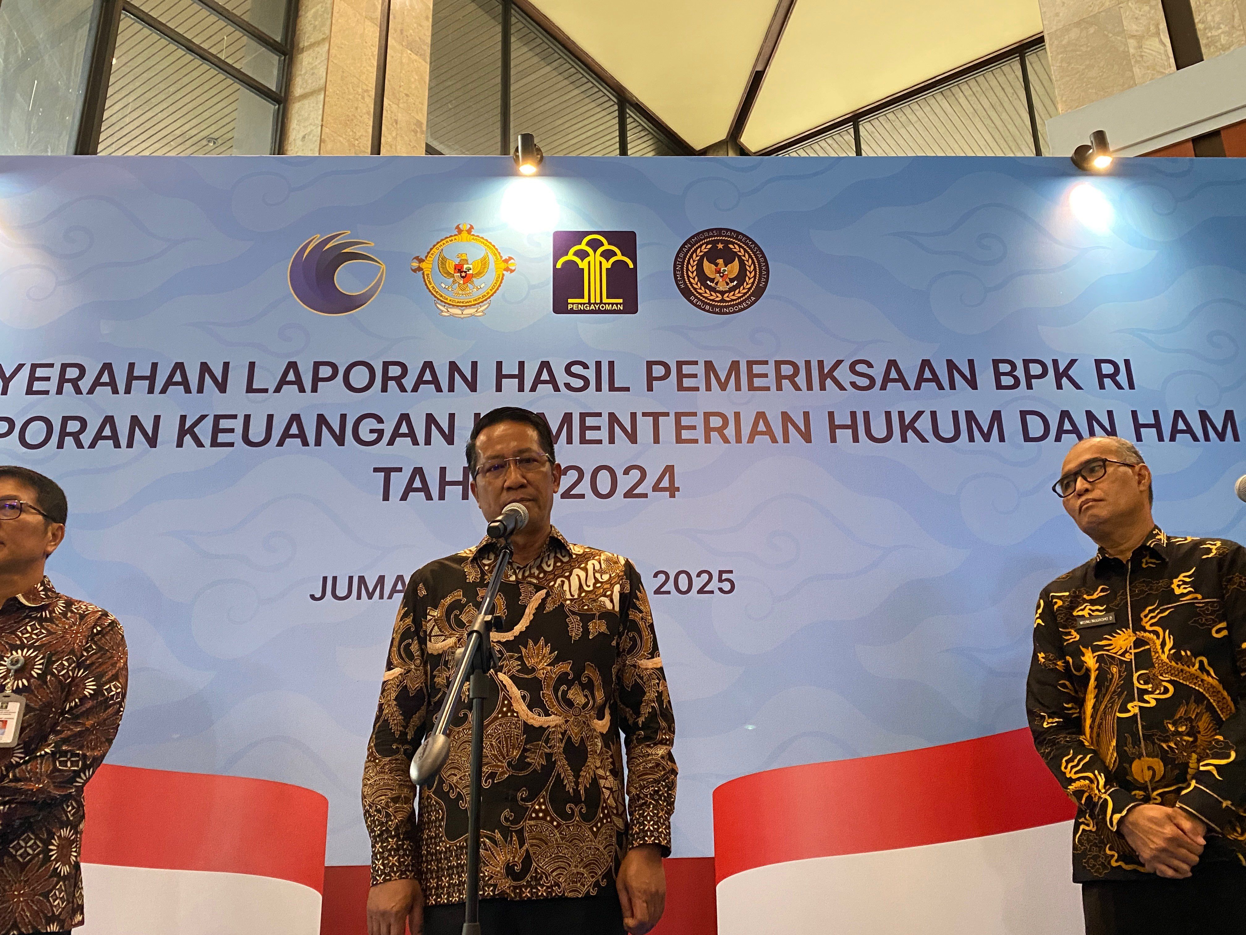 Menteri Hukum (Menkum) Supratman Andi Agtas (tengah) saat diwawancarai oleh awak media di Kantor Kemenkum, Jakarta. 