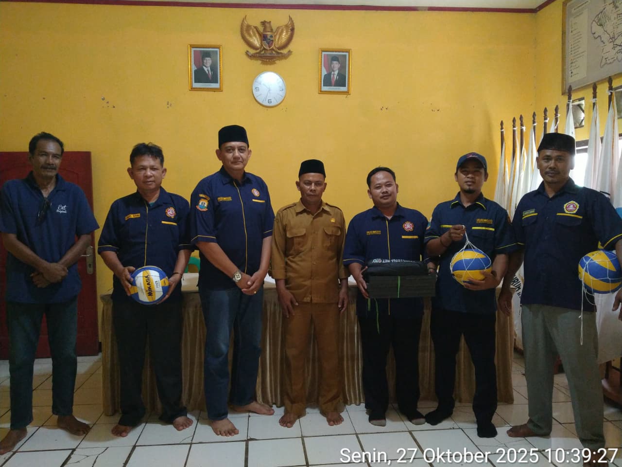 Foto: Ketua Karang Taruna Kecamatan Gunungkencana, Wahyu Romdona (tengah), menyerahkan bantuan alat olahraga secara simbolis kepada perwakilan Karang Taruna Desa, Senin (27/10/2025), di Kecamatan Gunungkencana, Kabupaten Lebak. Bantuan ini diberikan dalam rangka menyambut Hari Sumpah Pemuda dan mempererat semangat kebersamaan antar Karang Taruna.