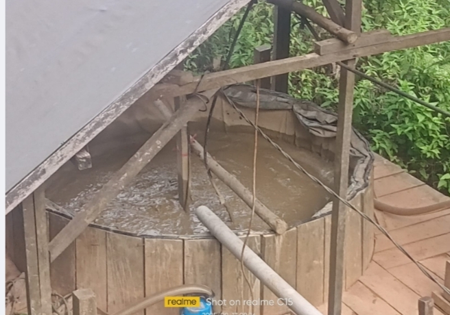 Foto:Terlihat tong pengolahan emas di kawasan hutan yang diduga menggunakan bahan kimia berbahaya seperti merkuri dan sianida. Fasilitas sederhana ini menjadi bagian dari aktivitas penambangan ilegal yang berpotensi mencemari tanah serta sumber air di sekitar lokasi.