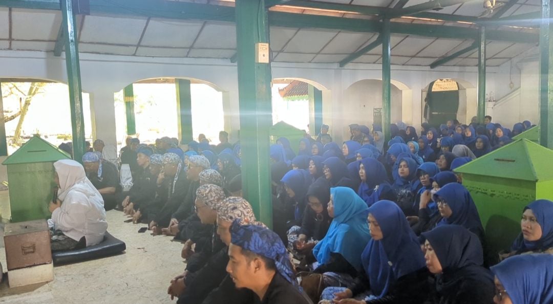 Ratusan kepala sekolah di Kota Serang mengikuti ziarah ke makam Sultan Maulana Hasanuddin Banten sebagai momentum memperkuat soliditas pendidikan, Jumat (3/10/2025).
