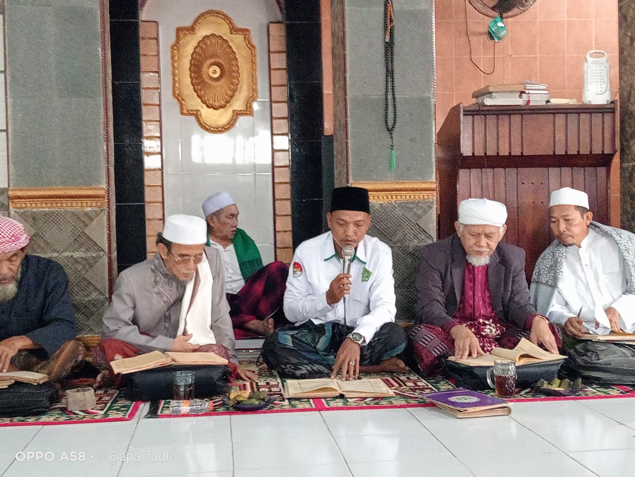 Foto: Penyuluh Agama Islam Desa Muncang membacakan kitab kuning di hadapan jamaah pada Pengajian Ulama dan Umaro di Masjid Muncang, Kecamatan Muncang, Lebak.