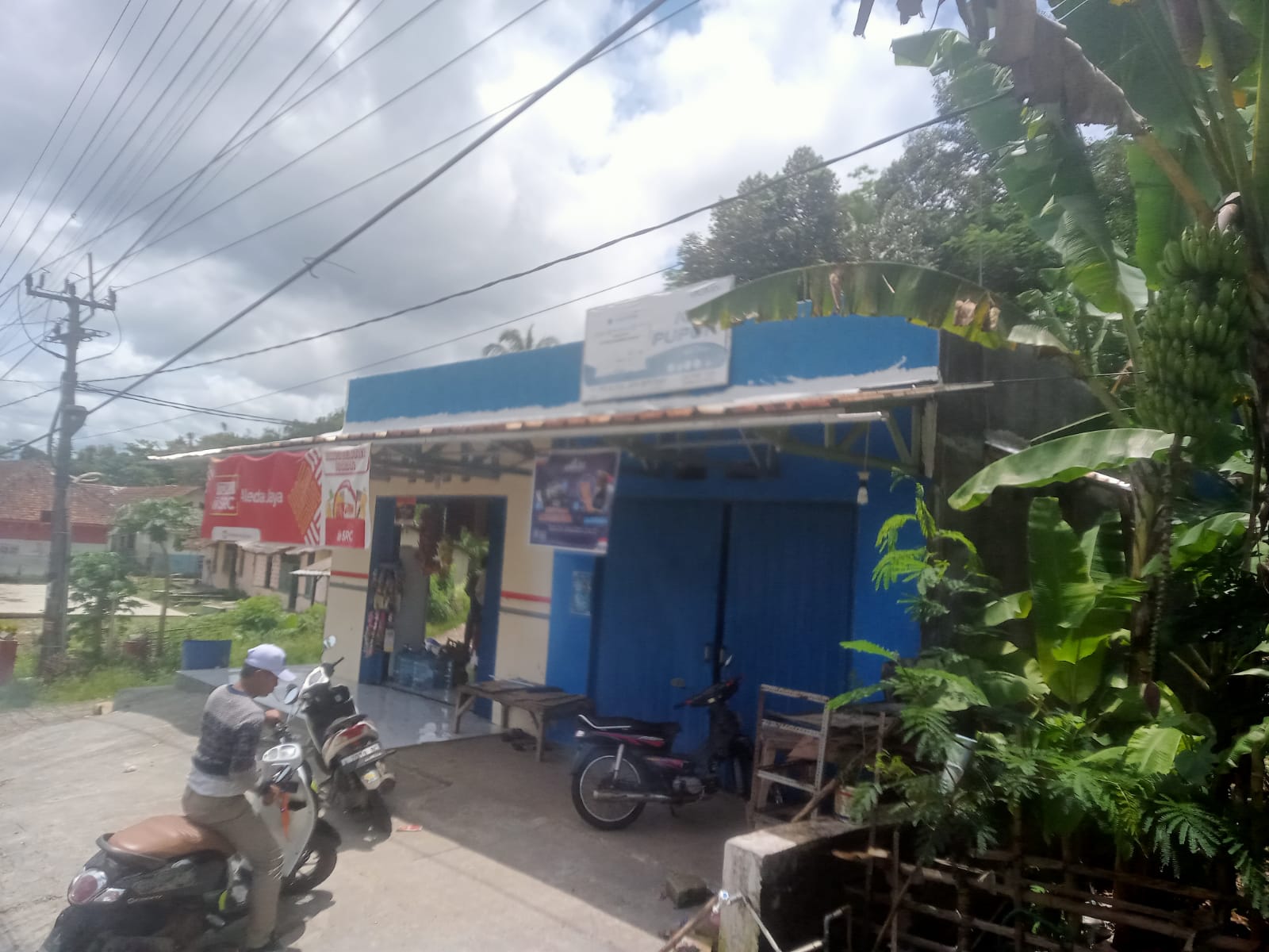 Keterangan foto:
Tampak sebuah kios di Desa Parahiang, Kecamatan Leuwidamar, Kabupaten Lebak, yang diduga menjadi tempat penjualan pupuk subsidi di atas harga eceran tertinggi (HET). Foto diambil untuk keperluan dokumentasi dan verifikasi lapangan.