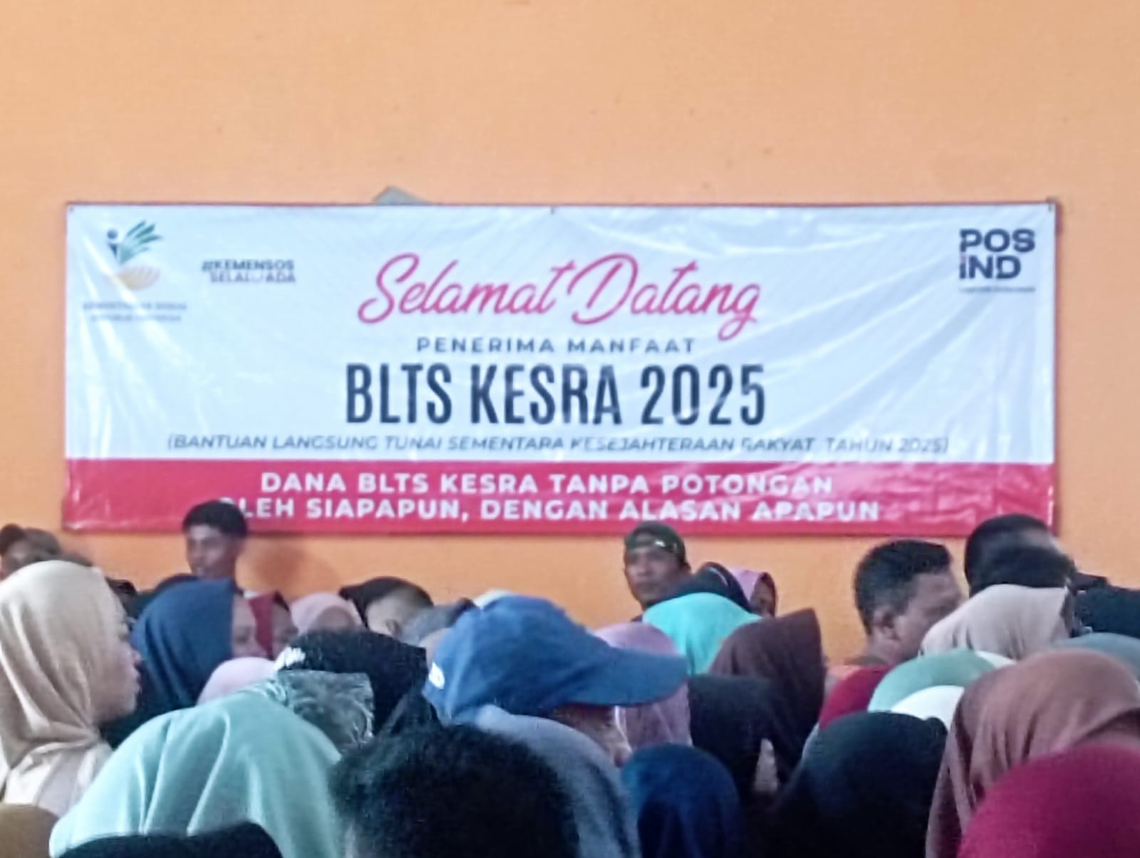 Petugas menyalurkan BLTS Kesra kepada warga dari berbagai desa di Kecamatan Sobang di Pos Cipanas, Kabupaten Lebak, Selasa (25/11/2025). 