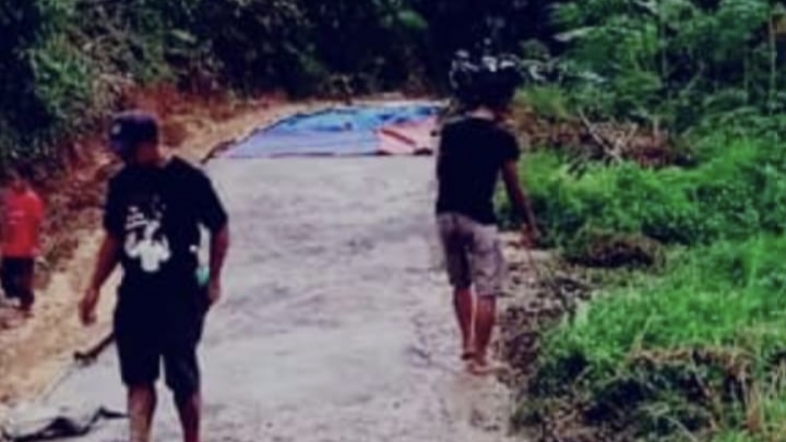 
Keterangan Foto:
Warga Kampung Cikangcra bergotong royong memperbaiki jalan menuju permukiman secara swadaya, dengan dukungan dari tokoh masyarakat setempat, Bos Leksi. (Foto: Dok. Warga/Cikangcra)