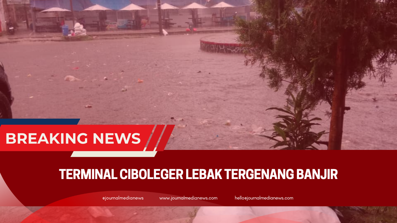 Suasana Terminal Ciboleger setelah diguyur hujan, tampak genangan air dan tumpukan sampah di beberapa titik area terminal. Kondisi ini menjadi keluhan warga dan wisatawan yang melintas menuju kawasan wisata Baduy.