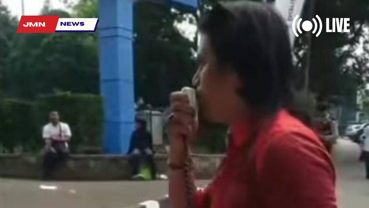 Foto:
Saudara Dani Saeputra menyampaikan aspirasi dan tuntutan terkait pengawasan serta kepatuhan standar operasional prosedur (SOP) pelayanan klinik di Kabupaten Lebak di depan Kantor Dinas Kesehatan setempat, Jumat, 26 Desember 2025.