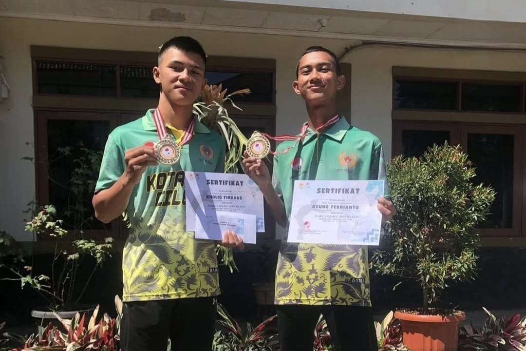 Kholiq Firdaus (kiri) atlet petanque asal Kota Cilegon yang mendapatkan juara. (Dok. Kholiq Firdaus)