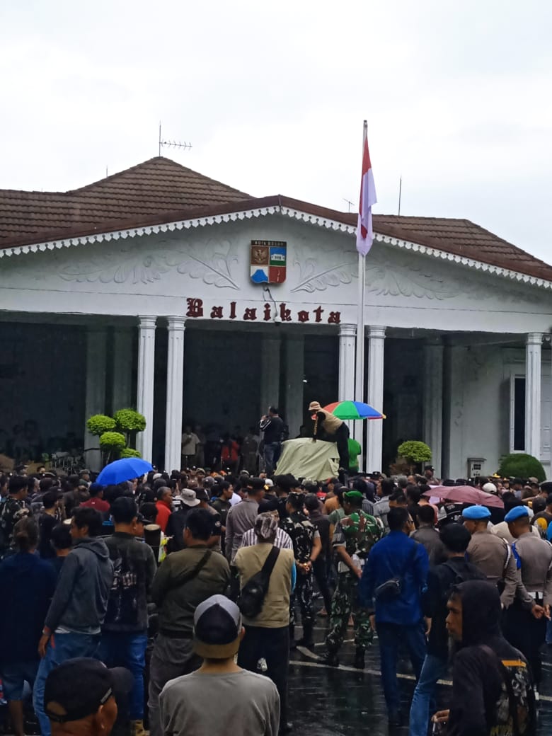 Foto: Sejumlah sopir angkutan kota melakukan aksi unjuk rasa di depan Gedung Balai Kota Bogor, menyuarakan aspirasi terkait kebijakan transportasi.