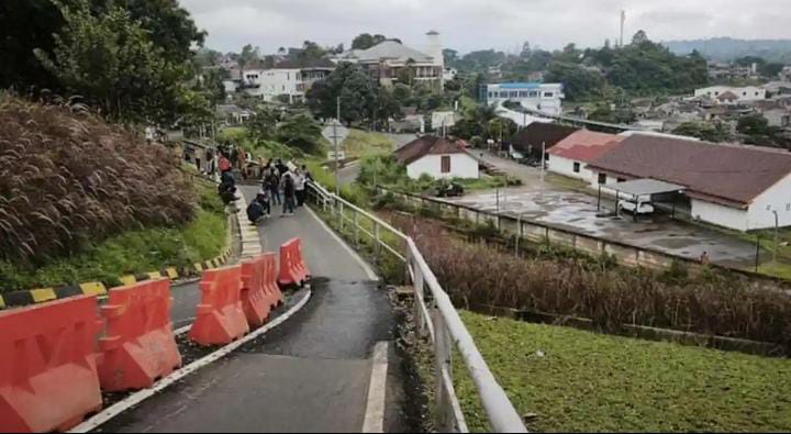 Jalan motor di Mbah Dalem Batutulis, Kecamatan Bogor Selatan, Kota Bogor, retak lagi padahal jalan ini baru selesai dibangun.