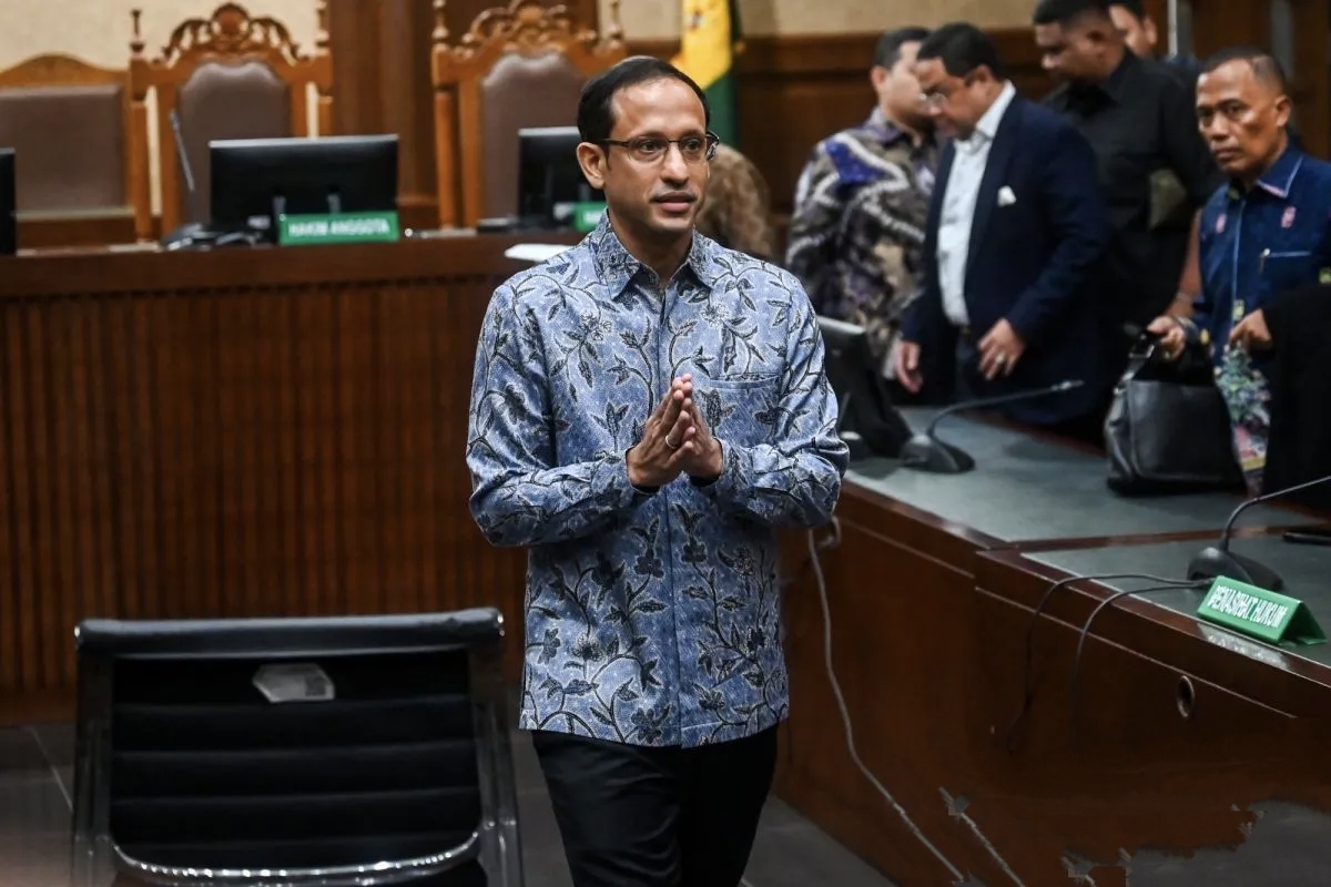Terdakwa kasus dugaan korupsi dalam digitalisasi pendidikan pengadaan laptop Chromebook Nadiem Makarim bersiap meninggalkan ruangan usai mengikuti sidang lanjutan dengan agenda putusan sela di Pengadilan Tipikor, Jakarta, Senin (12/1/2026). Majelis Hakim menolak nota keberatan alias eksepsi Nadiem Makarim terkait kasus dugaan korupsi program digitalisasi pendidikan berupa pengadaan laptop Chromebook dan Chrome Device Management (CDM) di lingkungan Kemendikbudristek pada tahun 2019-2022. 